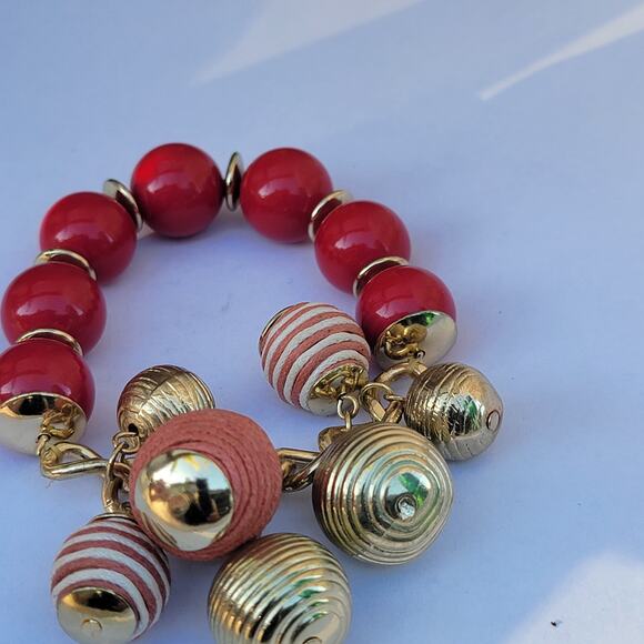 Vintage red bead charm bracelet 80s 90s gold tone bold statement jewelry - Picture 2 of 10